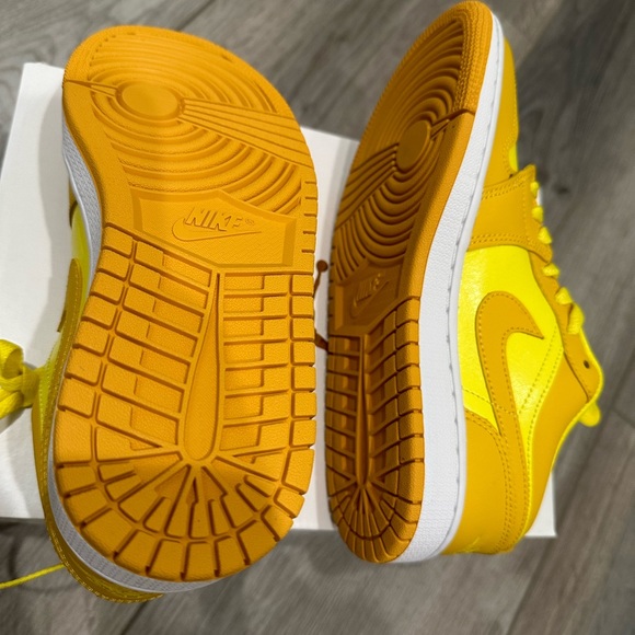 Women air jordan low Yellow Strike - Picture 4 of 7